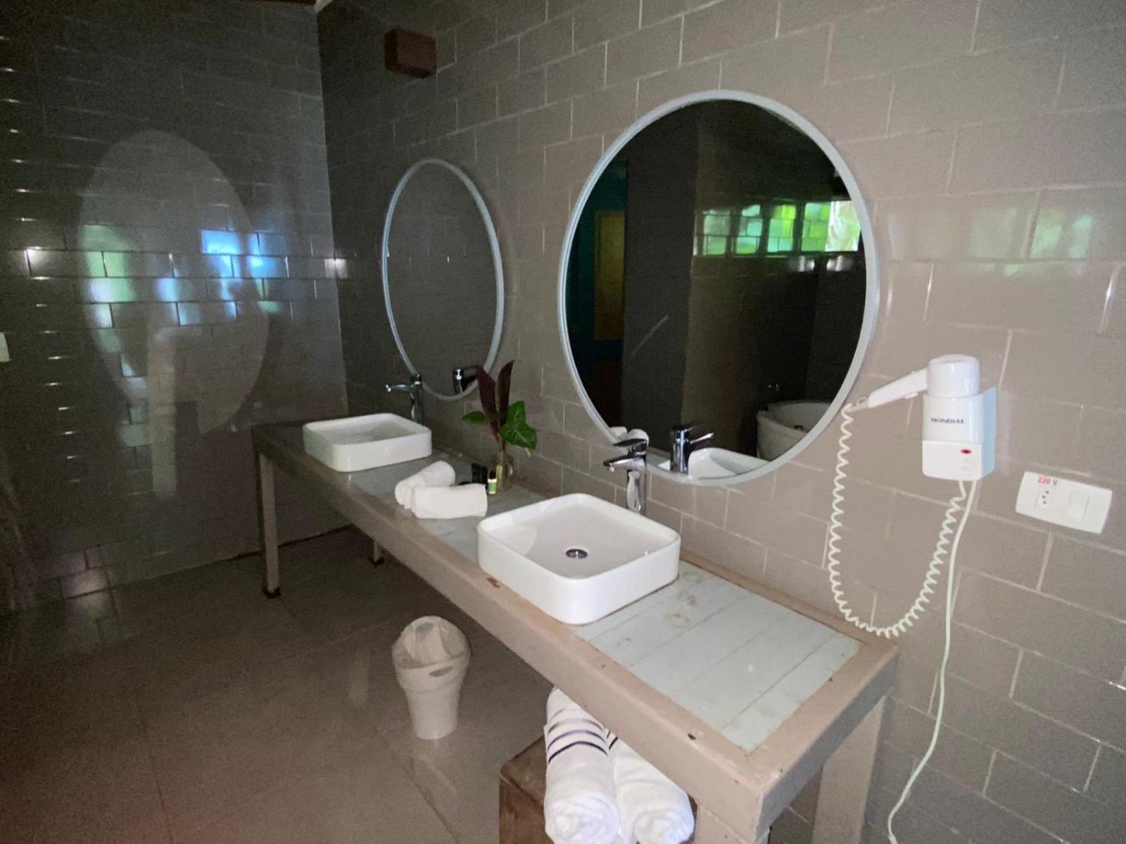 Quarto com Cama Queen-size e Banheira de Hidromassagem